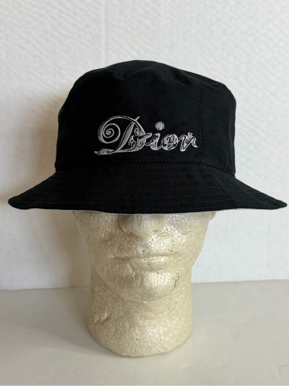 Authentic Christian Dior x Kenny Scharf Embroidered men’s bucket hat in size L